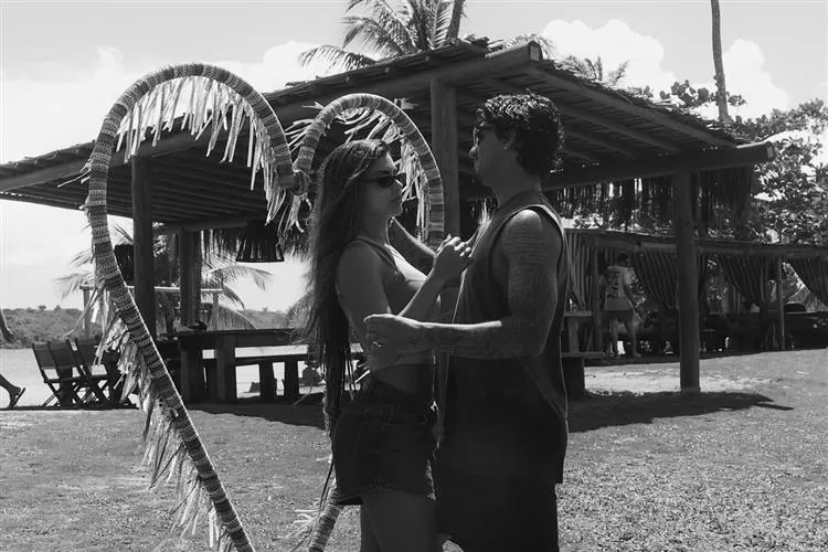 Gabriel Medina publica foto com Isabella Arantes e confirma clima de romance