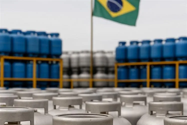 Como pedir o Auxílio Gás 2025: Entenda quem tem direito e como funciona