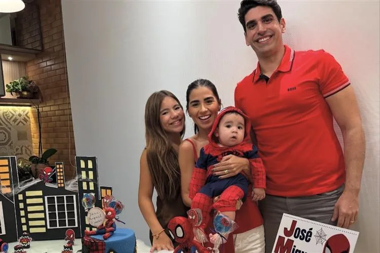 Tatiana e George Dantas são só alegria na celebração dos sete meses do filho José Miguel