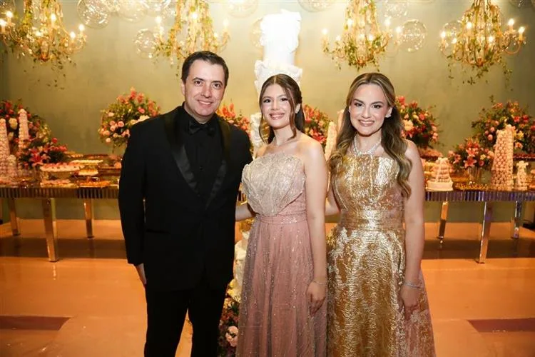 Karla Benevides e Victor Rocha celebram baile debutante da filha, Klara