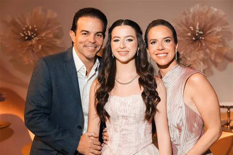 Isabela Rolim e Drauzio Barros Leal comemoram 15 anos da filha Tais em noite de brilho