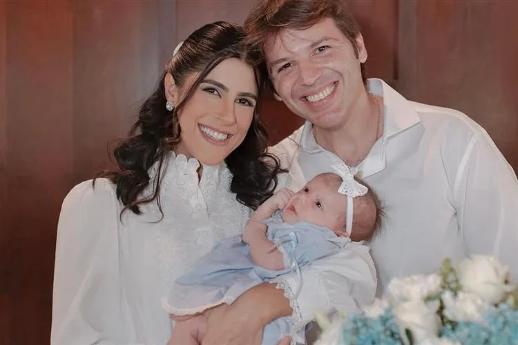 Clarissa Aguiar e Paulo Porto batizam a filha caçula, Catarina