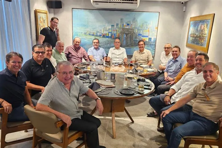 Rafael Leal brinda a nova idade com grupo de amigos
