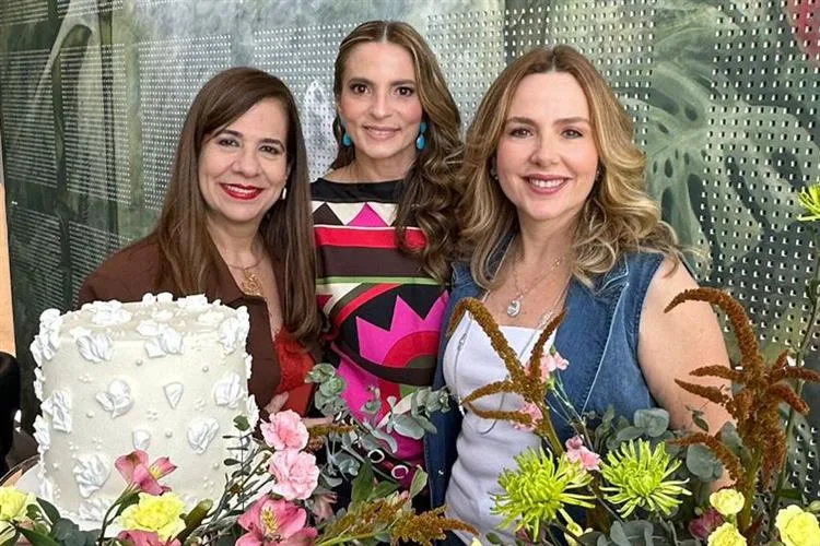 Michelle Aragão é surpreendida com almoço intimista por seu aniversário