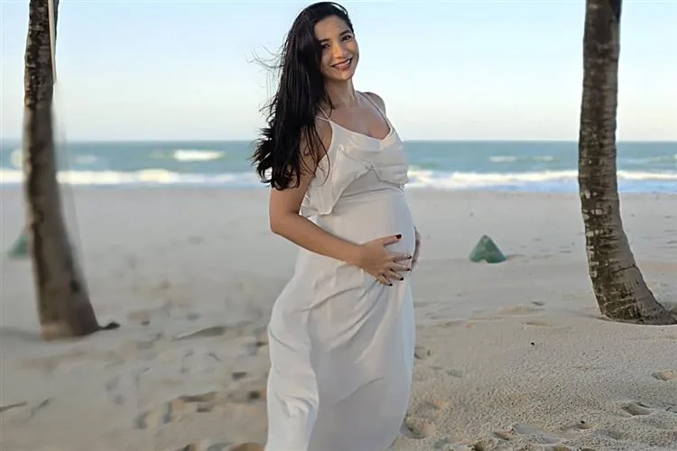 Jamila Araújo celebra o terceiro anúncio da cegonha