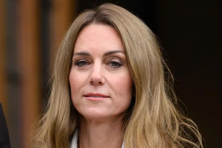 Kate Middleton muda o visual e surge loira em evento