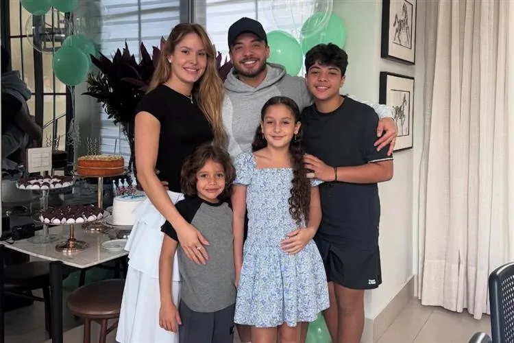 Wesley Safadão celebra 3.7 em almoço com a família