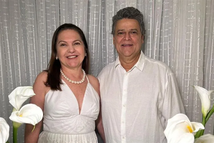Lili e Colombo Cialdini comemoram 30 anos de casados em jantar familiar