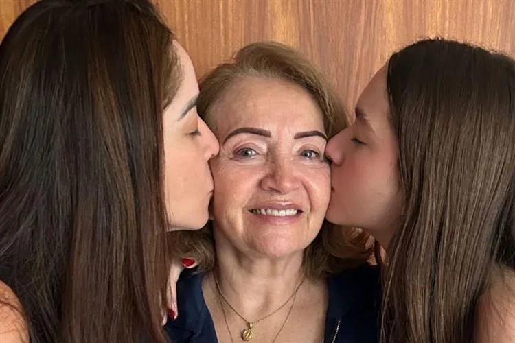 Eliana Lucena brinda a passagem pela folhinha cercada de muito amor