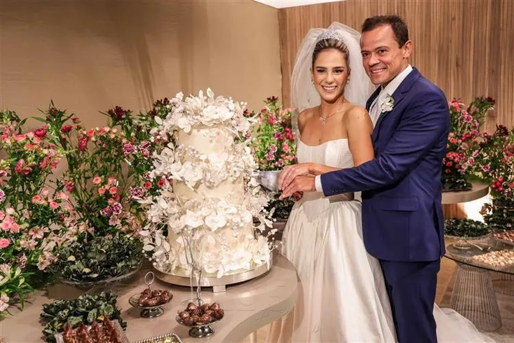 Vanessa Oliveira e Raimundo Júnior sobem ao altar e celebram em grande estilo