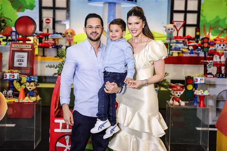 Raissa e Eduardo Quezado assopram as três velinhas do filho Gustavo