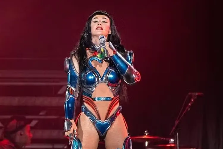 Katy Perry vira ginasta em show que diverte, mas exagera na enrolação no The Town