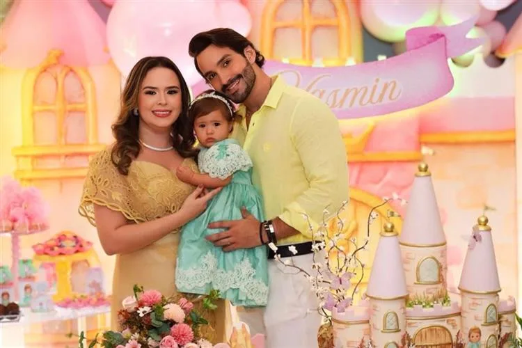 Philipe Dantas e Rafaella Cronemberg assopram primeira velinha da filha Yasmin