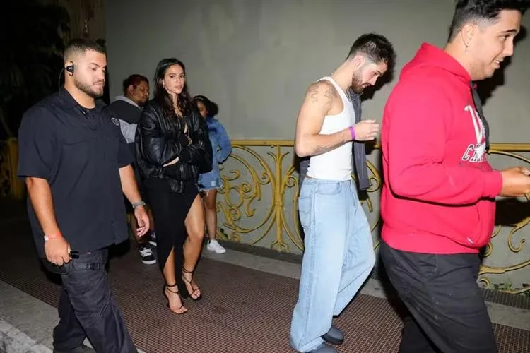 Com sandália arrebentada, Bruna Marquezine deixa festa com João Guilherme e mostra bom humor