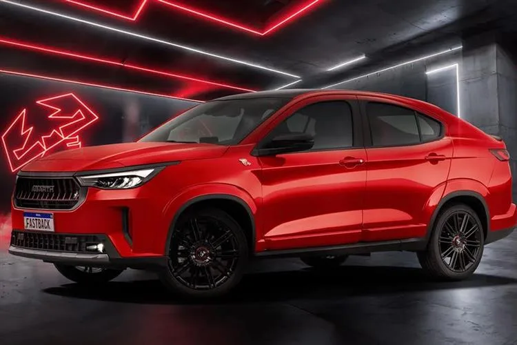 Fastback Abarth 2025 com porta-malas de 516 litros prova que um esportivo pode ser bom para viajar