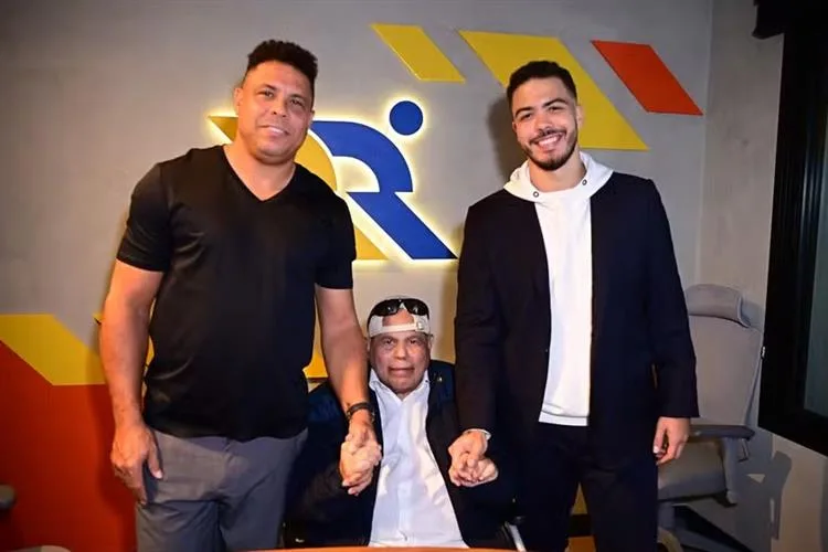 Pai de Ronaldo Fenômeno faz aparição raríssima e semelhança com o filho impressiona