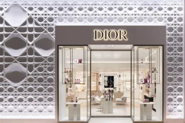 Christian Dior Parfums inaugura flagship em famoso centro de compras em Toronto