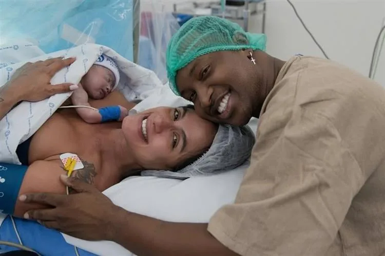 Nasce Bento, primeiro filho de Carol Peixinho e Thiaguinho