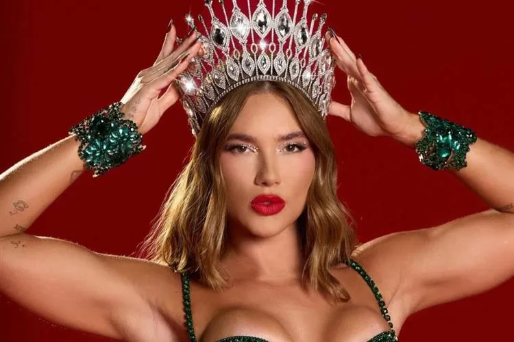 Virgínia Fonseca é coroada rainha de bateria da Grande Rio