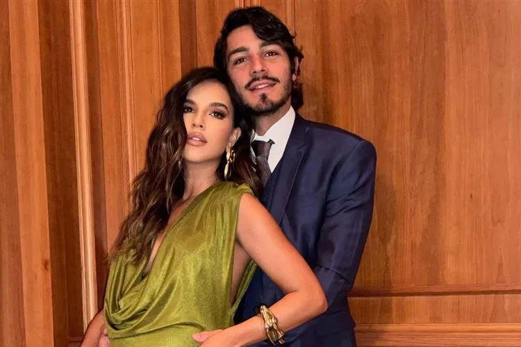 Mariana Rios exibe elegância e barriguinha de grávida no casamento da filha de Faustão