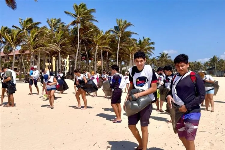Beach Park promove mutirão ambiental no Porto das Dunas com participação de 400 voluntários