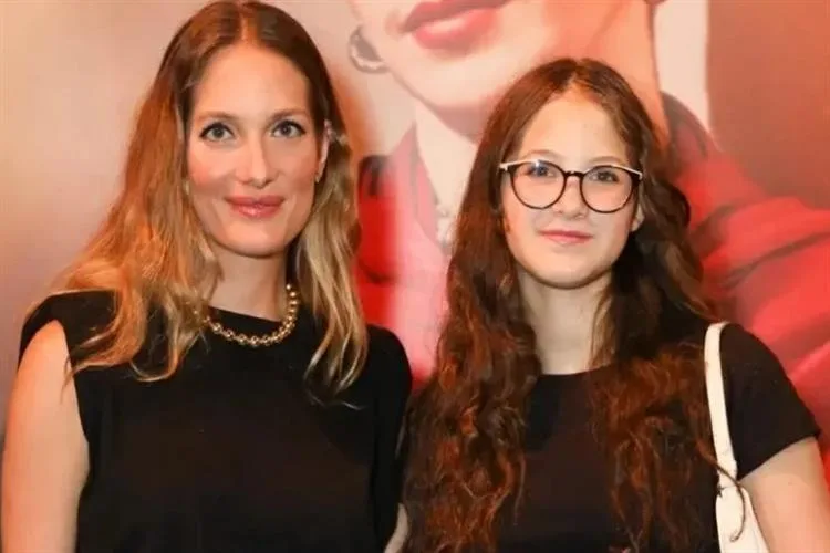Morre aos 16 anos Anne Marie, filha da modelo Schynaider Moura