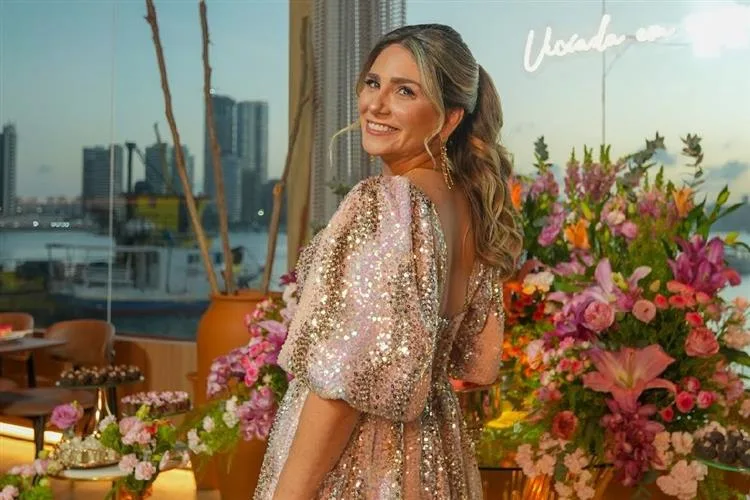 Nathália da Escóssia comemora a estreia nos 40 anos em sunset com muito frisson