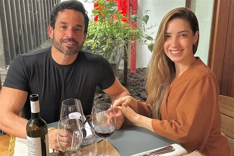 Liana e Rafael Sá brindam 16 anos de casados durante viagem