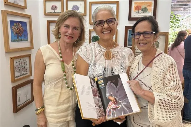 Neuma Figueiredo e Renata Jereissati marcam presença na abertura da exposição “Universo Particular"