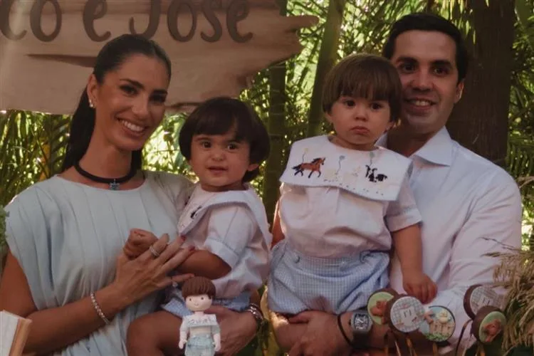 Nicole Pinheiro e Netinho Bayde comemoram os dois anos dos gêmeos José e Francisco