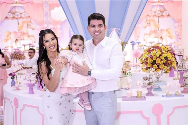 Hannah e Bruno Barreto de Holanda assopram a primeira velinha da filha Bella