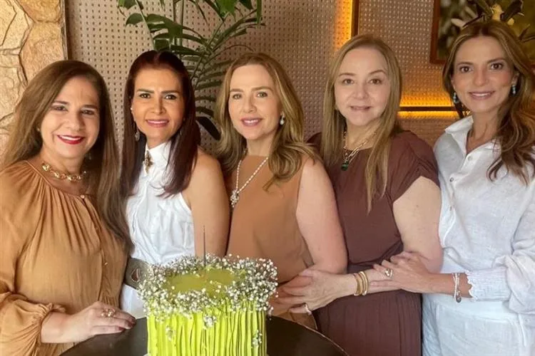 Lorena Pouchain celebra aniversário com grupo de amigas