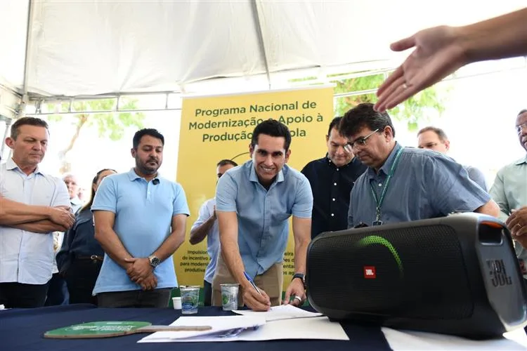 Domingos Neto participa de entrega de maquinários agrícolas para nove municípios cearenses