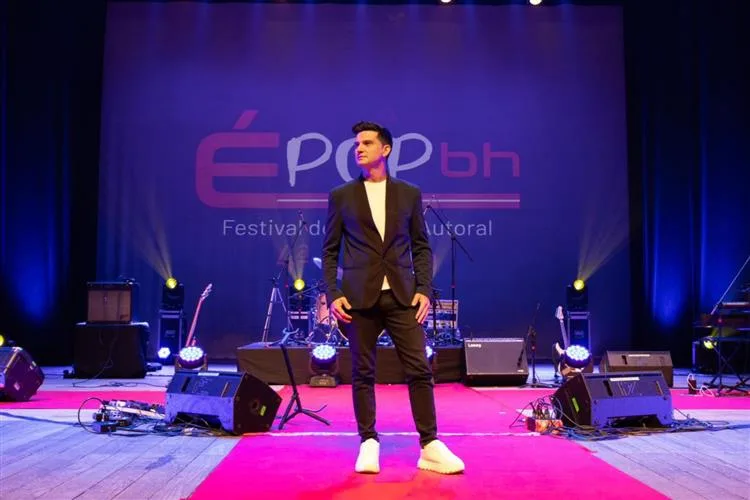 Paulo Rodrigo participa do Festival Épop BH com espetáculo “Aquarela do Brasil”