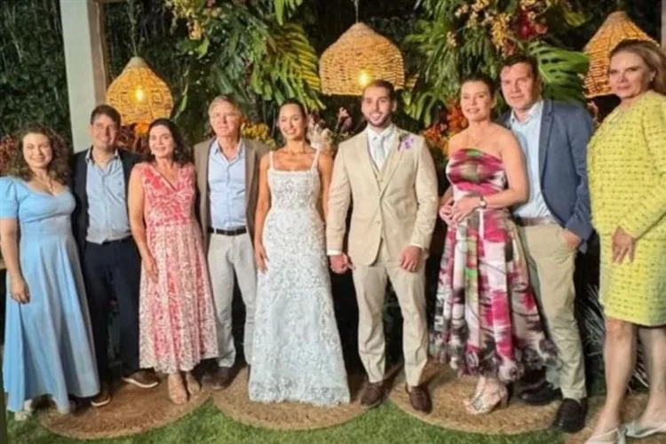 Médicos Gustavo Martins e Larissa Pinheiro dizem o "sim" ao amor eterno