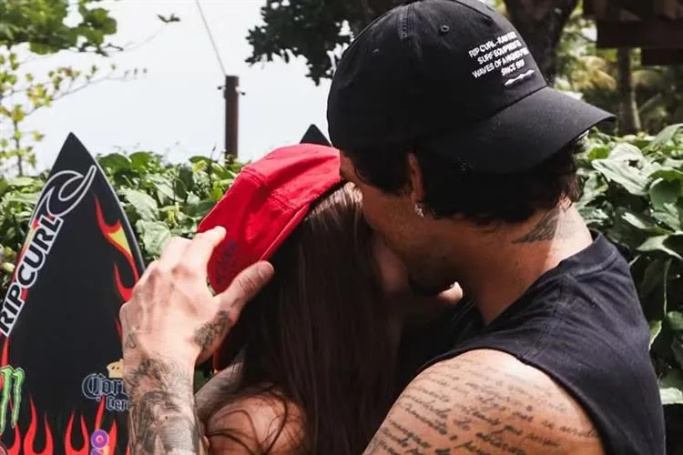 Gabriel Medina ganha chamego da namorada, Isabella, após homenageá-la em pranchas