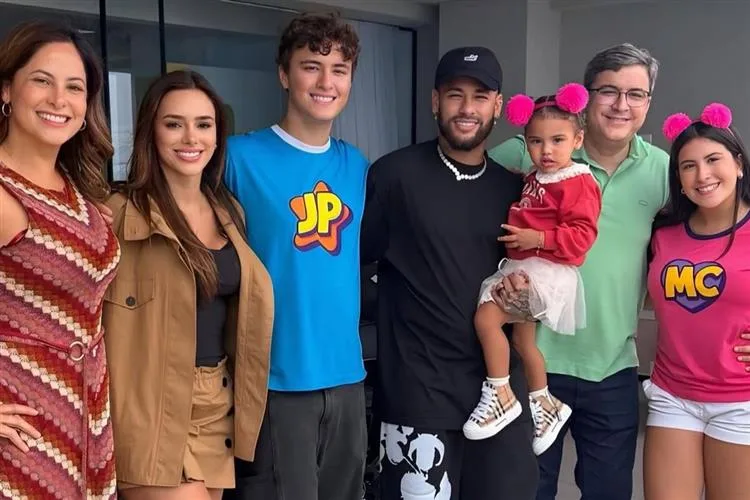 Mavie, filha de Neymar e Bruna Biancardi, recebe visita da dupla infantil Maria Clara & JP