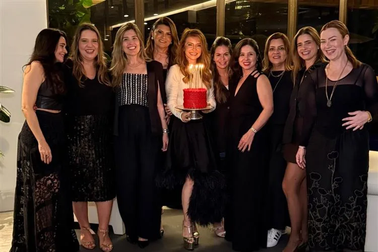 Emília Buarque comemora aniversário cercada de amigas