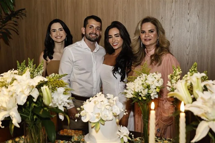 Levy Cavalcante e Letícia Antunes oficializam noivado diante de familiares e amigos
