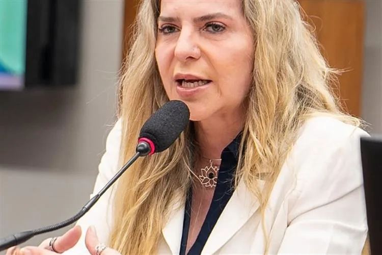 Familiares de Luizianne Lins se unem em oração após ministro israelense chamá-la de terrorista
