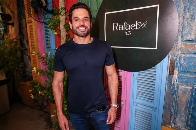 Rafael Sá comemora 4.3 em animada festa com familiares e amigos
