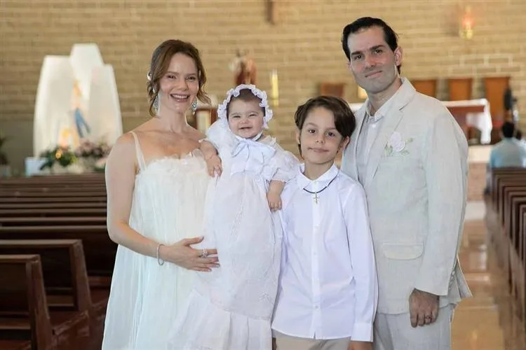 Paulinha Sampaio e Felipe Rocha levam a filha Lourdes Maria à pia batismal