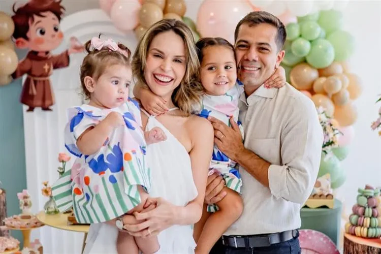 Gabriella Aguiar e Claudio Leite comemoram o primeiro aniversário da filha, Sara