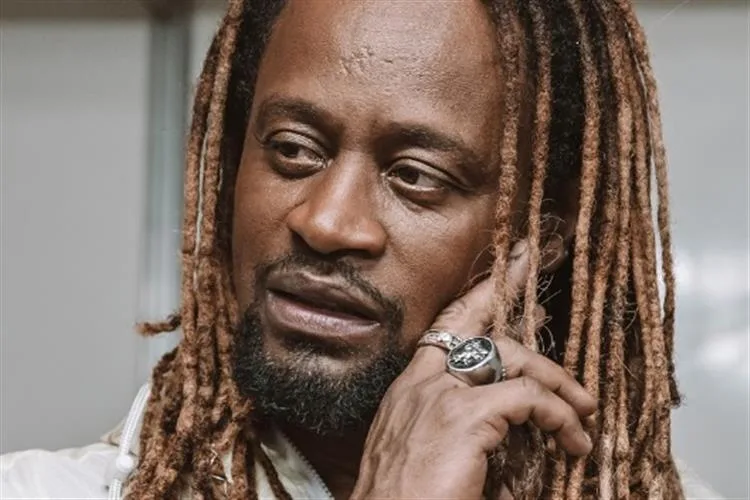 Após mudar letra de música, Toni Garrido se pronuncia em prol das mulheres