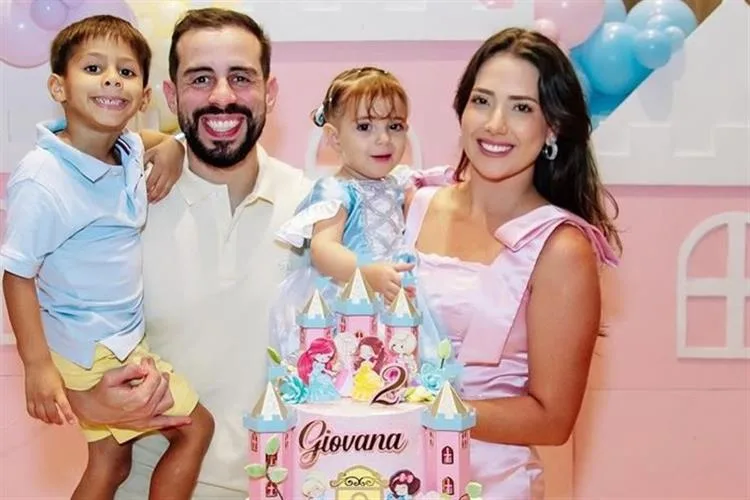 Áquila Bezerra e Pedro Cavalcante assopram as duas velinhas da filha Giovana