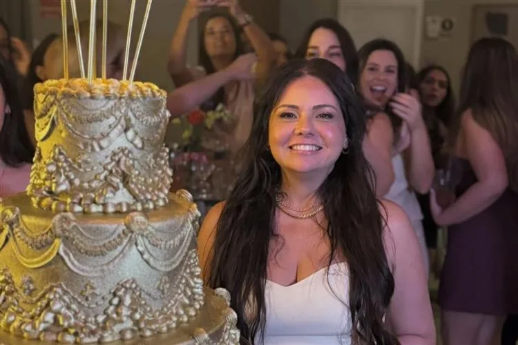 Karine Aquino brinda a nova idade em animada party