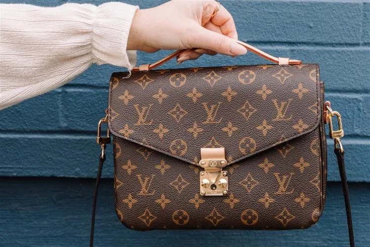 Louis Vuitton vence processo histórico de falsificação e será indenizada em US$ 584 milhões nos EUA