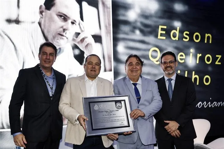 Edson Queiroz Filho recebe homenagem no Congresso Brasileiro da Indústria de Águas Minerais