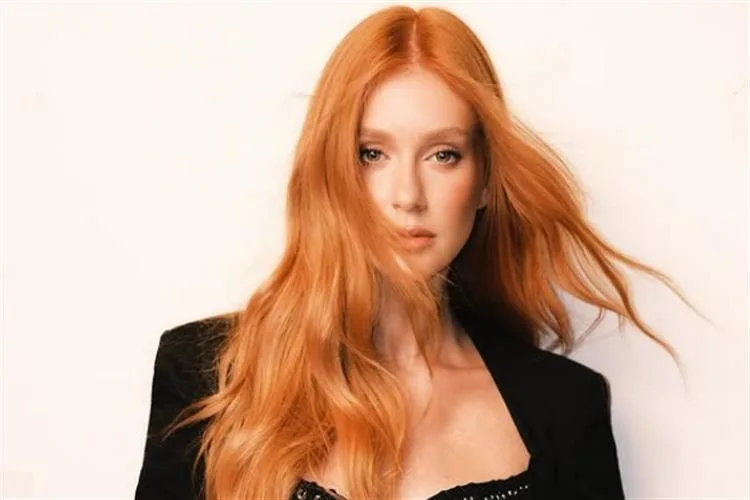 Belíssima Marina Ruy Barbosa retoma madeixas ruivas