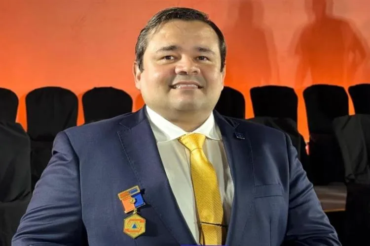 Fernando Galiza, presidente Crea-CE, recebe Medalha Proteção e Defesa Civil de Fortaleza